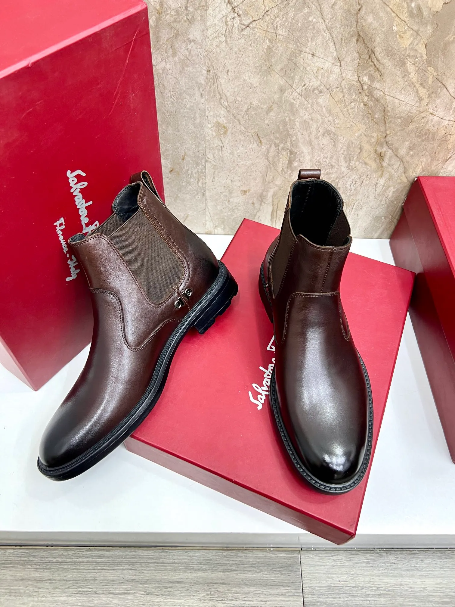 Original order quality: Men's shoes 💰700 Brand: Ferragamo (Ferragamo) One size larger: Men's size 38-44 (45 customized) Grade: Same style as the official website High-end men's shoes Material: Original cowhide, cowhide lining, original outsole Style category: Chelsea men's boots Fashion trend Color: Actual picture